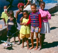 Glada barn i Tses, Namibia.