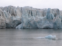 Kalvande glaciär på Svalbard